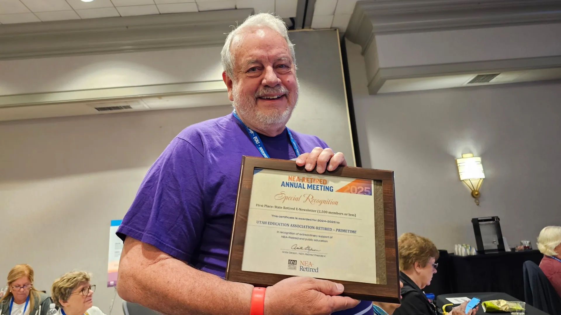 Tom Nedreberg holds certificate