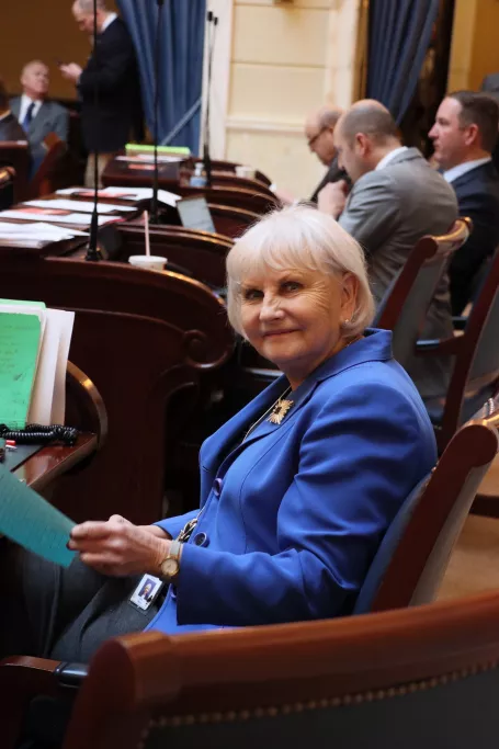 Picture of Sen. Mayne on Senate Floor wearing blue jacket.